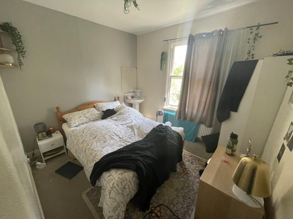 Lot: 156 - VACANT THREE-BEDROOM FLAT - inside image of flat main bedroom